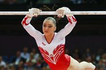 Алия Мустафина на брусьях