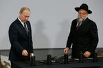 Владимир Путин и президент Федерации еврейских общин России, генеральный директор Еврейского музея и центра толерантности Александр Борода на&nbsp;встрече, посвященной 70-й годовщине освобождения советскими войсками узников концлагеря Освенцим и Международному дню памяти жертв Холокоста