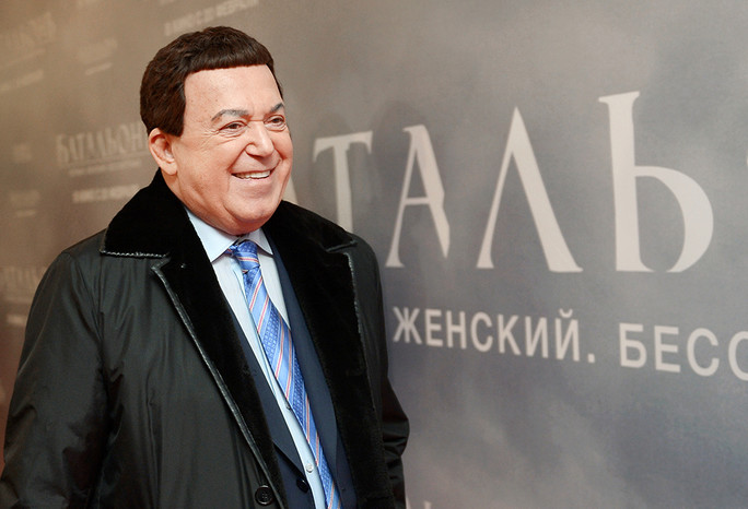 Певец Иосиф Кобзон перед премьерным показом своего фильма «Батальонъ» в кинотеатре «Октябрь» в Москве