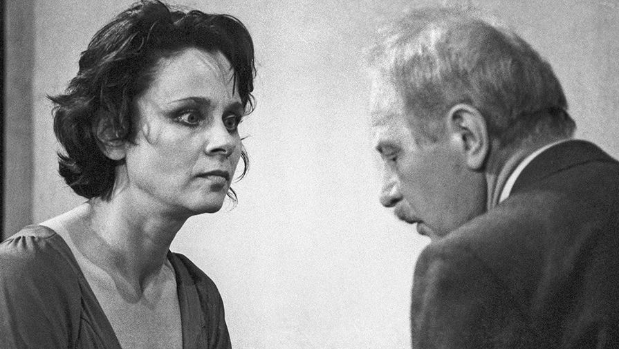 Актеры Любовь Полищук и Альберт Филозов в спектакле «Пришел мужчина к женщине» театра «Школа современной пьесы», 1991 год