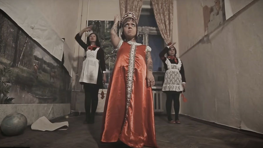 Кадр из&nbsp;клипа группы Little Big&nbsp;- Everyday I'm drinking