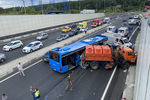 Последствия столкновения рейсового автобуса с грузовым автомобилем на Боровском шоссе в Москве, 4 августа 2021 года