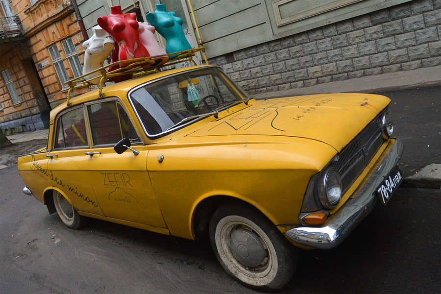 Автомобиль &laquo;Москвич-412&raquo; на&nbsp;одной из&nbsp;улиц Львова, Украина, 2018&nbsp;год