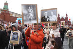 Участники во время акции «Бессмертный полк» в Москве