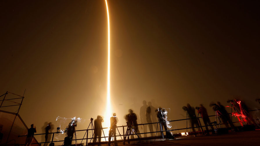 Фотографы снимают старт ракеты-носителя Falcon 9 компании SpaceX с кораблем Crew Dragon с космодрома во Флориде, 2 марта 2019 года
