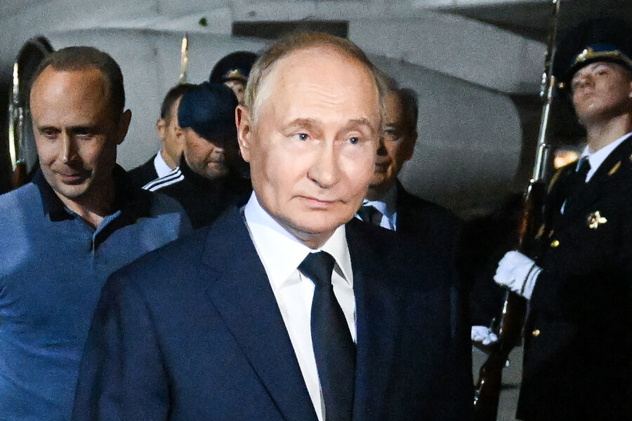 Президент РФ Владимир Путин встречает в&nbsp;аэропорту Внуково граждан России, которые были освобождены в&nbsp;результате обмена. В&nbsp;Анкаре состоялся обмен 26&nbsp;заключенными, содержавшимися в&nbsp;тюрьмах в&nbsp;семи разных странах (США, ФРГ, Польши, Словении, Норвегии, России и Белоруссии). Десять обменянных, в&nbsp;том числе двое несовершеннолетних, отправлены в&nbsp;Россию, 13 &mdash; в&nbsp;Германию, трое &mdash; в&nbsp;США. Среди отправленных в&nbsp;Россию &mdash; семейная пара Артем и Анна Дульцевы, Вадим Красиков, Павел Рубцов, Михаил Микушин, Роман Селезнев, Владислав Клюшин, Вадим Конощенок.
<br>
<br>Москва, Россия. 1&nbsp;августа 2024&nbsp;года.
