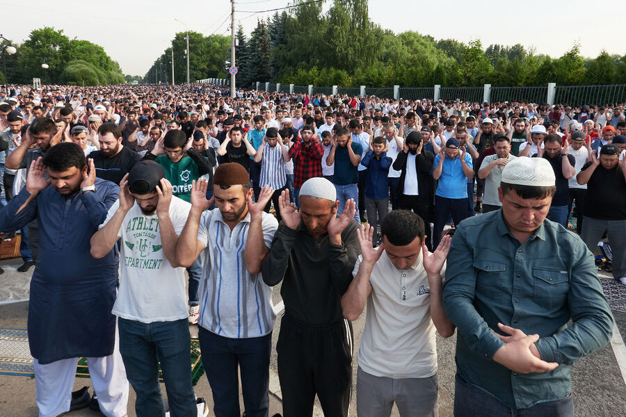 Верующие во время торжественного намаза в&nbsp;день праздника жертвоприношения Курбан-байрам у&nbsp;Мемориальной мечети в&nbsp;Москве, 9&nbsp;июля 2022&nbsp;года