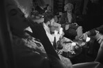 <b>«Картины дружеских связей», реж. Соня Райзман</b>
<br><br>
«Картины» — действительно крепкая заявка на поколенческое кино: наследие французской новой волны, американского инди и советского оттепельного кинематографа сплетается у Райзман в поразительную воздушную ткань, которая описывает реальность последних лет — и умудряется вместить крайне противоречивые, полярные настроения и эмоции. Фильм обдает зрителя теплом, ненадолго заставляя поверить, что это и его друзья тоже, однако эти дозы нежности сурово чередуются с ушатами ледяной воды. Шестидесятники не должны были повзрослеть так, как повзрослели. Мы тоже должны были иначе повзрослеть.
<br><br>
<b>Оценка:</b> 4/5