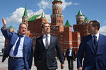 Глава Республики Марий Эл Леонид Маркелов, председатель правительства России Дмитрий Медведев и полпред президента в Приволжском федеральном округе (ПФО) Михаил Бабич около Национальной школы искусств в Йошкар-Оле, июнь 2014 года