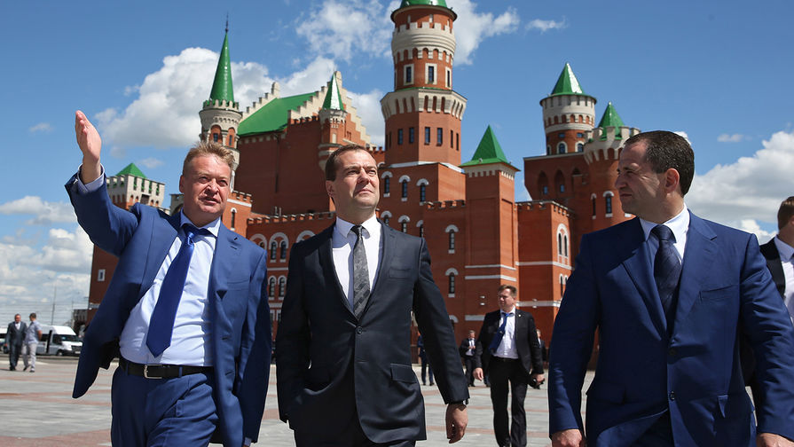 Глава Республики Марий Эл Леонид Маркелов, председатель правительства России Дмитрий Медведев и полпред президента в&nbsp;Приволжском федеральном округе (ПФО) Михаил Бабич около&nbsp;Национальной школы искусств в&nbsp;Йошкар-Оле, июнь 2014&nbsp;года