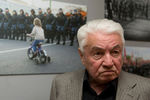 Писатель Владимир Войнович во время открытия фотовыставки, посвященной событиям 6 мая 2012 года на Болотной площади Москвы, 2013 год
