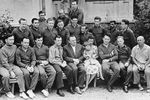 1961 год. Первый отряд советских космонавтов. В первом ряду (слева направо): Павел Попович, Виктор Горбатко, Евгений Хрунов, Юрий Гагарин, генеральный конструктор ракетно-космической промышленности СССР Сергей Королев, Нина Королева с дочкой Павла Поповича Наташей, руководитель группы космонавтов Евгений Карпов, тренер по парашютной подготовке Николай Никитин, врач Евгений Федоров. Во втором ряду (слева направо): Алексей Леонов, Андриян Николаев, Марс Рафиков, Дмитрий Заикин, Борис Волынов, Герман Титов, Григорий Нелюбов, Валерий Быковский, Георгий Шонин. В третьем ряду (слева направо): Валентин Филатьев, Иван Аникеев, Павел Беляев