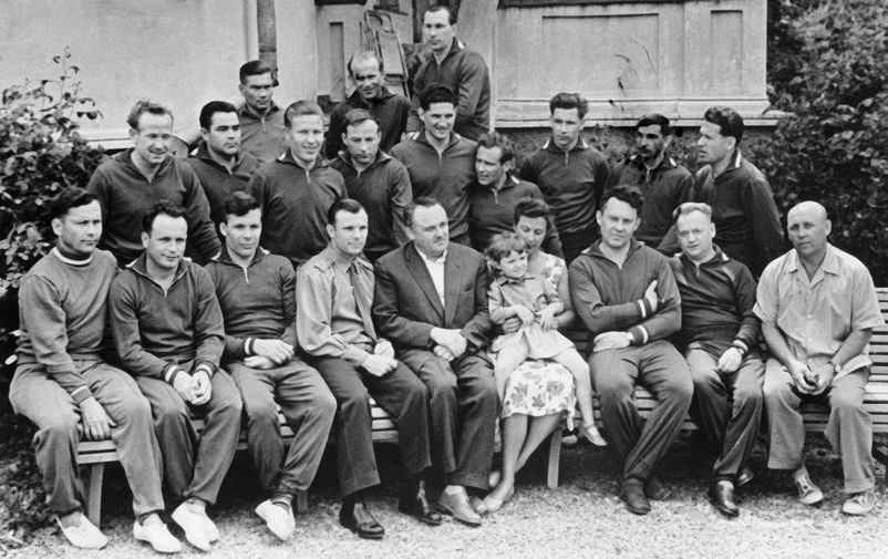 1961 год. Первый отряд советских космонавтов. В&nbsp;первом ряду (слева направо): Павел Попович, Виктор Горбатко, Евгений Хрунов, Юрий Гагарин, генеральный конструктор ракетно-космической промышленности СССР Сергей Королев, Нина Королева с&nbsp;дочкой Павла Поповича Наташей, руководитель группы космонавтов Евгений Карпов, тренер по&nbsp;парашютной подготовке Николай Никитин, врач Евгений Федоров. Во втором ряду (слева направо): Алексей Леонов, Андриян Николаев, Марс Рафиков, Дмитрий Заикин, Борис Волынов, Герман Титов, Григорий Нелюбов, Валерий Быковский, Георгий Шонин. В&nbsp;третьем ряду (слева направо): Валентин Филатьев, Иван Аникеев, Павел Беляев