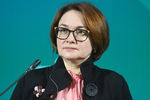 Председатель Центрального банка РФ (Банк России) Эльвира Набиуллина на пленарном заседании «Как ЦБ достигать своих целей в условиях возрастающего разнообразия рисков и усложняющейся структуры рынков?» в Санкт-Петербурге, июль 2019 года