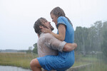 Райан Гослинг и Рейчел МакАдамс в кадре из фильма «Дневник памяти» (2004)