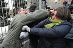 Мосгорсуд признал законным арест участниц панк-группы Pussy Riot Надежды Толоконниковой (признана в РФ иностранным агентом) и Марии Алехиной, обвиняемых в хулиганстве в храме Христа Спасителя. Перед зданием суда сочувствующие девушкам активисты устроили несколько одиночных пикетов. В руках они держали плакаты с требованиями освободить девушек. Но на акцию пришли и их противники.