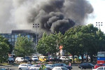 По свидетельствам очевидцев, длинноволосый мужчина в спортивной одежде поднялся в автобус, и сразу после этого раздался взрыв.