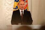 Владимир Путин во время выступления с обращением к Федеральному собранию по поводу ситуации в Крыму