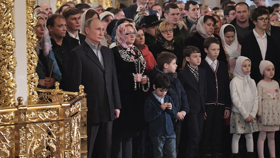 Президент России Владимир Путин во время рождественского богослужения в&nbsp;церкви святых и праведных Симеона Богоприимца и Анны Пророчицы в&nbsp;Санкт-Петербурге, 7 января 2018 года