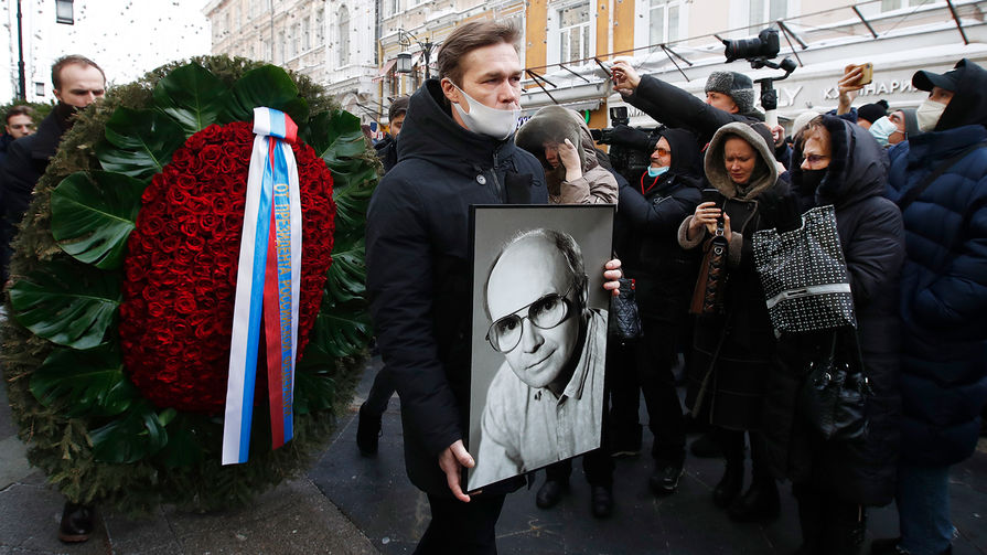 Актер Артем Быстров во время выноса гроба с&nbsp;телом Андрея Мягкова после церемонии прощания у&nbsp;здания МХТ имени А.П.Чехова, 20&nbsp;февраля 2021&nbsp;года