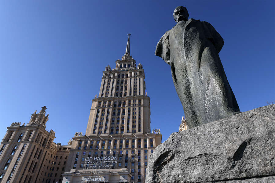 Вид на&nbsp;гостиницу &laquo;Украина&raquo; сети &laquo;Рэдиссон Коллекшн&raquo; и памятник Тарасу Шевченко в&nbsp;Москве, март 2022&nbsp;года