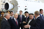 Президент РФ Владимир Путин и председатель Государственного совета КНДР Ким Чен Ын на космодроме Восточный, 13 сентября 2023 года. На первом плане слева: генеральный директор государственной корпорации по космической деятельности «Роскосмос» Юрий Борисов