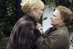 <b>«Скандальный дневник» (2006)</b>
<br><br>
По сюжету «Скандального дневника» молодая преподавательница Шеба Харт (Кейт Бланшетт) заводит роман со своим пятнадцатилетним учеником. Об их тайной связи узнает одинокая пожилая учительница Барбара Коветт (Денч), которая ведет тайный дневник, куда записывает все свои мысли и наблюдения (не просто так, естественно). Проект стал дебютом в кино актрисы Джуно Темпл («Тед Лассо»).