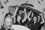 У стиля Диора были противники — Коко Шанель говорила, что он не одевает женщин женщин, а обвешивает их портьерами. Его обвиняли в том, что в послевоенной Европе он использует слишком много роскошных тканей, что его наряды неудобны и развивают у женщин нервную анорексию. К середине 50-х коллекции модельера действительно стали более свободными — он ввел А-силуэт, укоротил юбки и стал умереннее использовать материал.