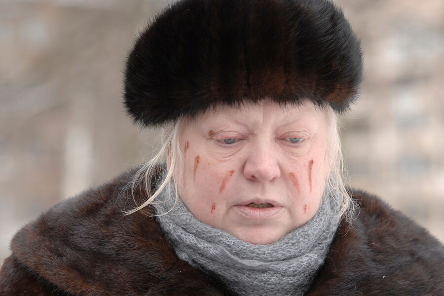 Актриса Светлана Крючкова в&nbsp;роли бабушки на&nbsp;съемочной площадке фильма режиссера Сергея Снежкина «Похороните меня за&nbsp;плинтусом», 2008&nbsp;год