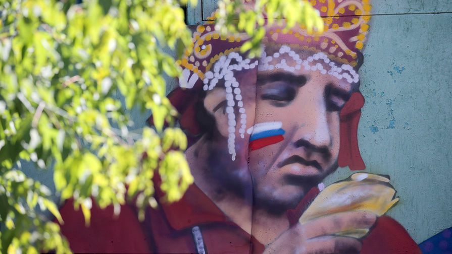 Граффити в&nbsp;Москве с&nbsp;изображением болельщиков на&nbsp;матче Россия &mdash; Испания, 3 июля 2018 года