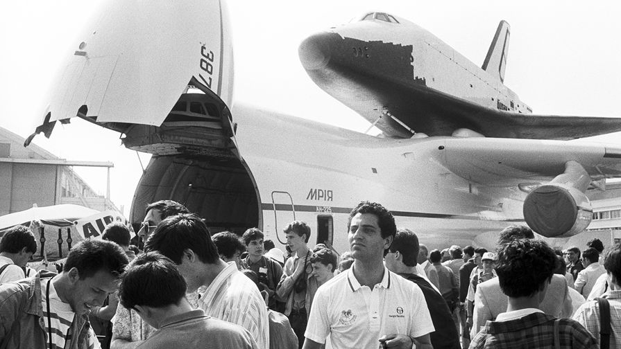 Грузовой самолет Ан-225 &laquo;Мрия&raquo; с&nbsp;многоразовым космическим кораблем &laquo;Буран&raquo; на&nbsp;38-м Международном авиакосмическом салоне в&nbsp;аэропорту Ле-Бурже, 1989