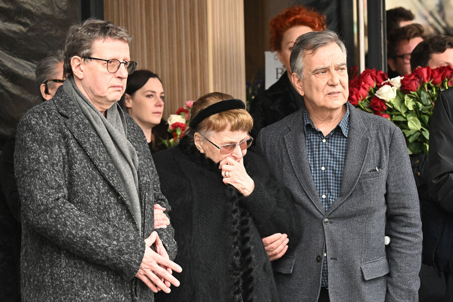 Вдова А. Ширвиндта Наталья Белоусова и сын Михаил (слева) на&nbsp;церемонии прощания с&nbsp;народным артистом РФ в&nbsp;Московском академическом театре сатиры, 18&nbsp;марта 2024&nbsp;года