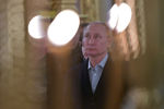 Президент России Владимир Путин во время литургии в соборе мужского монастыря Нило-Столобенской пустыни на озере Селигер, 19 января 2018 года
