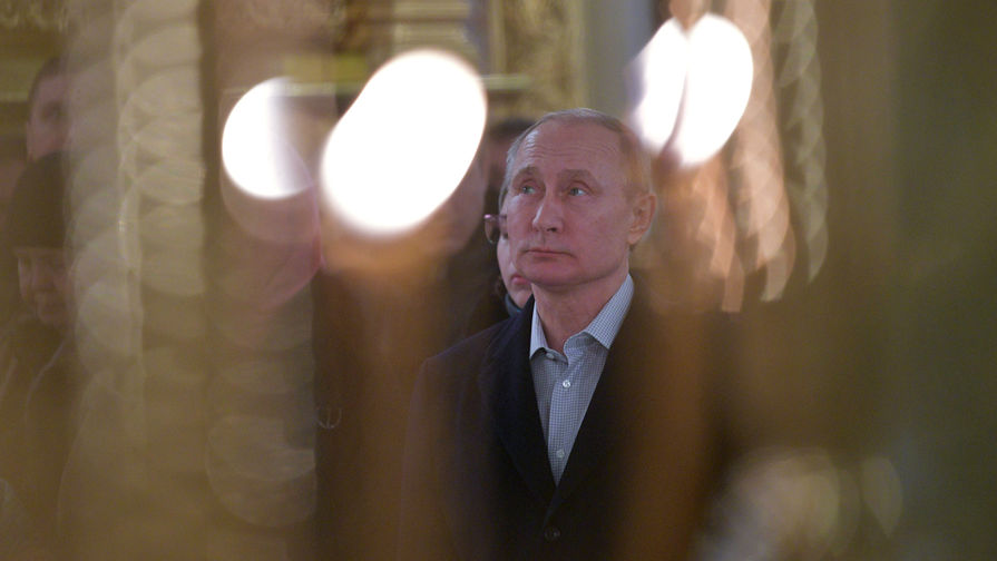 Президент России Владимир Путин во время литургии в соборе мужского монастыря Нило-Столобенской пустыни на озере Селигер, 19 января 2018 года