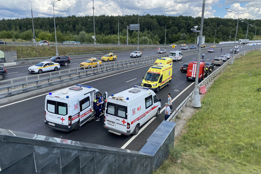 Последствия столкновения рейсового автобуса с&nbsp;грузовым автомобилем на&nbsp;Боровском шоссе в&nbsp;Москве, 4&nbsp;августа 2021&nbsp;года