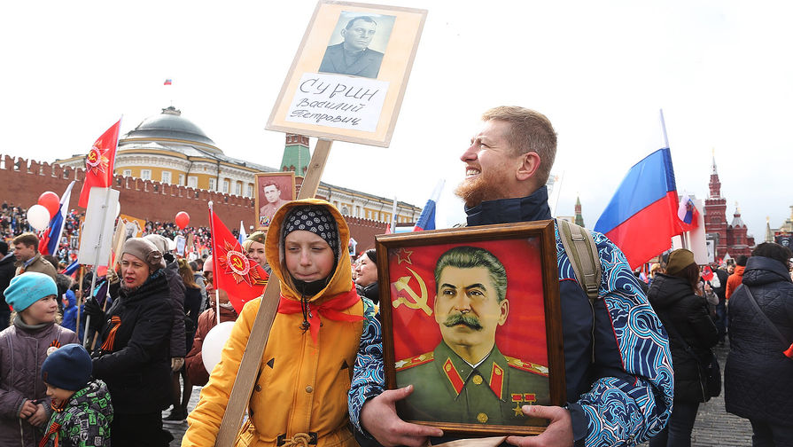 Участники во время акции «Бессмертный полк» в Москве