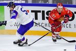 Игрок сборной Словакии Михал Чайковски (слева) и игрок сборной России Никита Гусев в матче группового этапа чемпионата мира по хоккею между сборными командами России и Словакии.