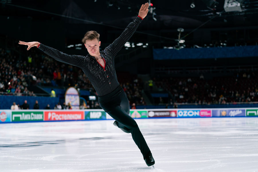Евгений Семененко выступает с&nbsp;короткой программой на&nbsp;чемпионате России &mdash; 2022