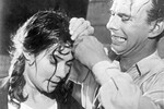<b>Татьяна Самойлова и Алексей Баталов в фильме «Летят журавли» (1957).</b>
<br><br>Фильм начинается с прогулки героев по утренней Москве. Создатели картины хотели, чтобы героиня Татьяны Самойловой уходила в восходящее солнце по цепи Крымского моста. Целую неделю актеров привозили на грим к двум часам ночи. И каждый раз съемку приходилось отменять — не было необходимого света. В итоге сцена так и не была создана. Но никто из съемочной группы не роптал.
<br><br>
В одном из интервью Баталов говорил, что чувствует близкую связь с героями картины: для него это не образы, а живые люди. Актер сам пережил войну и эвакуацию, а его двоюродный брат погиб на фронте. И каждый кадр фильма напоминал ему об этом. 
