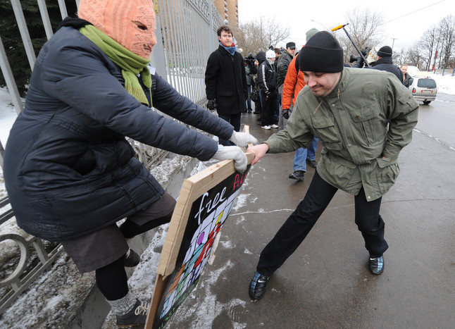 Полиция сообщает, что предотвратила потасовку возле здания Мосгорсуда.