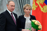8 декабря 2016 года. Президент РФ Владимир Путин и директор Международной общественной организации «Справедливая помощь» Елизавета Глинка (Доктор Лиза) во время церемонии вручения Государственных премий за выдающиеся достижения в области благотворительной и правозащитной деятельности