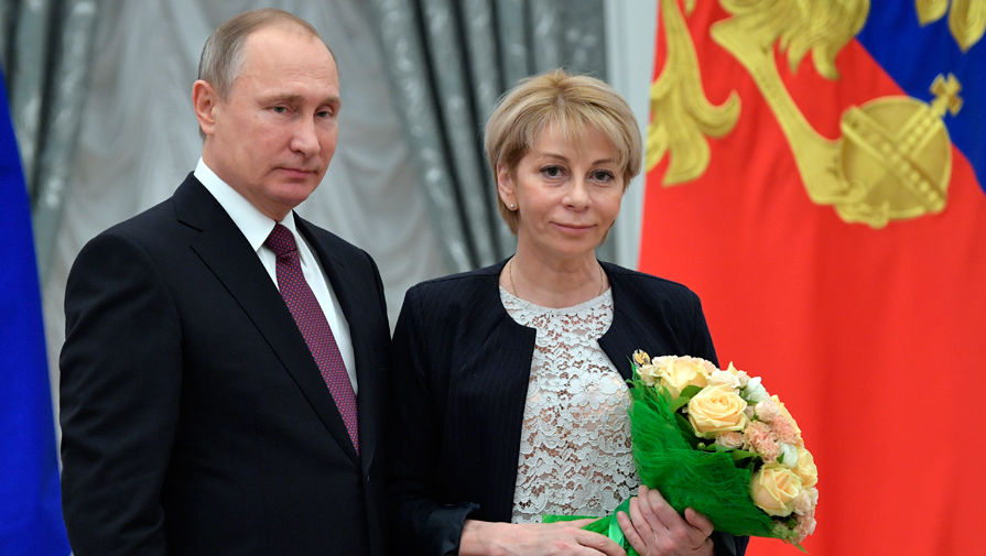 8 декабря 2016 года. Президент РФ Владимир Путин и директор Международной общественной организации «Справедливая помощь» Елизавета Глинка (Доктор Лиза) во время церемонии вручения Государственных премий за выдающиеся достижения в области благотворительной и правозащитной деятельности