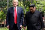 Президент США Дональд Трамп и высший руководитель КНДР Ким Чен Ын во время встречи на острове Сентоса в Сингапуре, 12 июня 2018 года