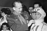 Летчик-космонавт СССР Алексей Леонов во время посещения Дома пионеров в Будапеште, 1967 год
