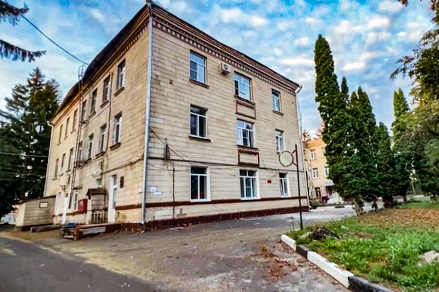 Поврежденное здание в&nbsp;городе Судже во время вторжения украинских войск в&nbsp;Курскую область.
<br>
<br>г. Суджа, Курская область, Россия. 7&nbsp;августа 2024&nbsp;г. 