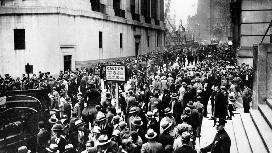 До&nbsp;1920 года покупка и продажа акций между&nbsp;трейдерами происходили прямо на&nbsp;улице непосредственно перед&nbsp;зданием биржи и Федерал-холла. Все изменил взрыв бомбы на&nbsp;Уолл-стрит 16 сентября 1920 года при&nbsp;котором погибли 38 человек