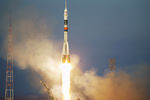 Ракета-носитель «Союз-ФГ» с транспортным пилотируемым кораблем «Союз ТМА-19М» на стартовой площадке космодрома Байконур во время запуска