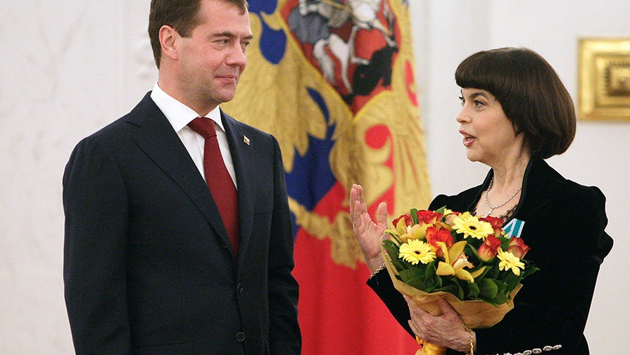 Дмитрий Медведев и Мирей Матье, награжденная орденом Дружбы, в Кремле, 2010 год