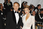Бал Института костюма Met Gala видел не один образ Giorgio Armani. Чего только стоит выход Виктории Бекхэм в 2008 году. На тот момент уже бывшая солистка группы Spice Girls прошлась по ступенькам Метрополитен-музея в Нью-Йорке в прозрачном кружевном платье руки итальянского модельера. Хотя дресс-код мероприятия («Супергерои: мода и фантазия») соблюден ею не был, своим «голым» выходом она наделала много шума