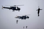 Офицеры военно-морского флота демонстрируют мастерство во время празднования Дня военно-морского флота в Мумбаи, Индия, 4 декабря 2024 года